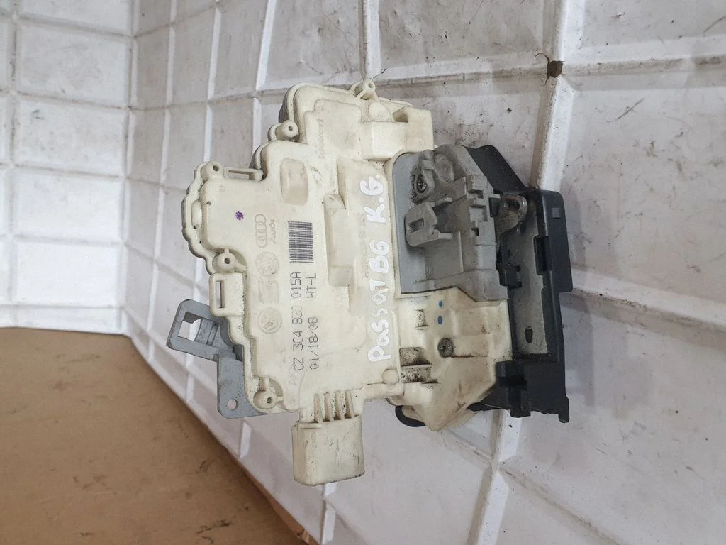Rear door lock 3C4839015A