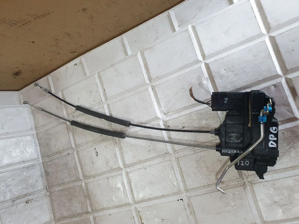 Aizmugurējo durvju slēdzene 814201J020FAO