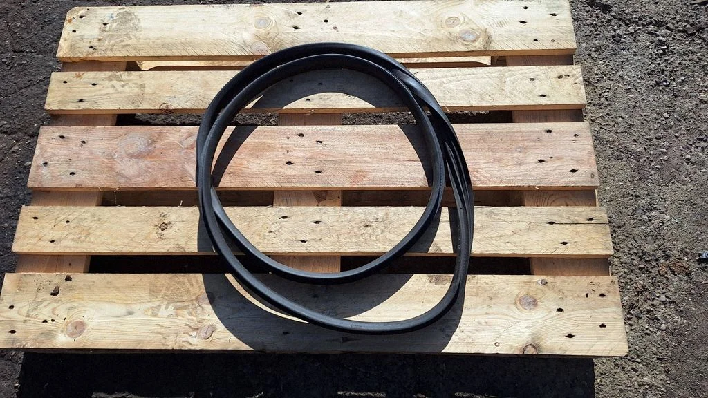 Rear door rubber seal (on body) – rear right