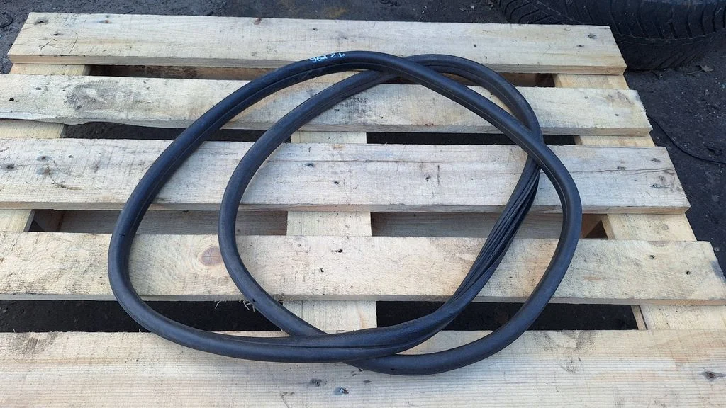 Rear door rubber seal (on body) – rear left