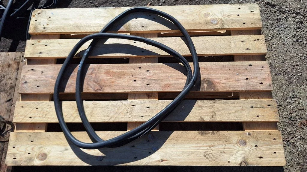 Rear door rubber seal (on body) – rear left
