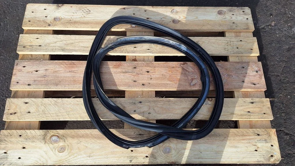 Rear door rubber seal (on body) – rear left
