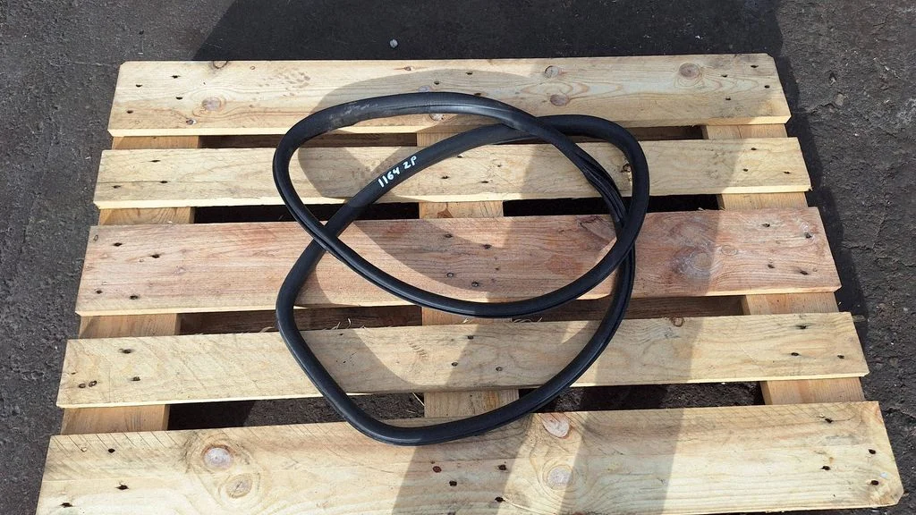 Rear door rubber seal (on body) – rear right