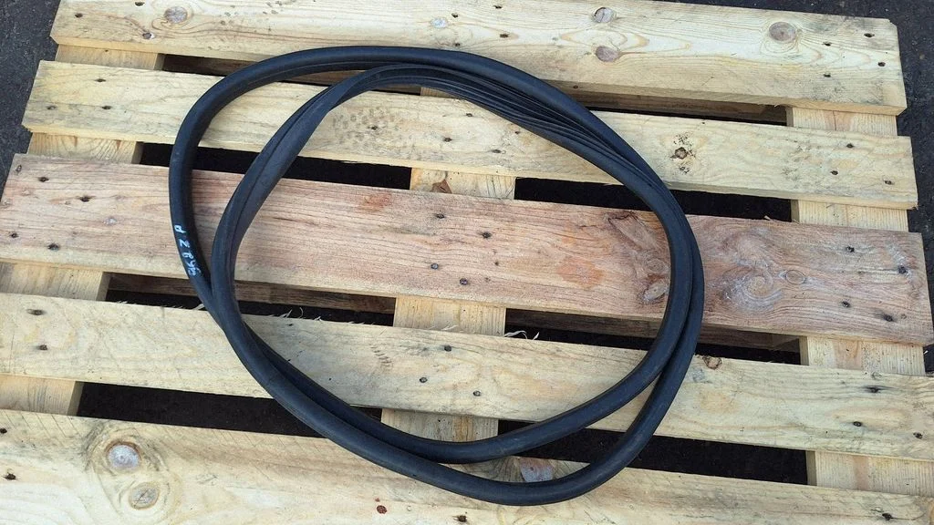 Rear door rubber seal (on body) – rear right