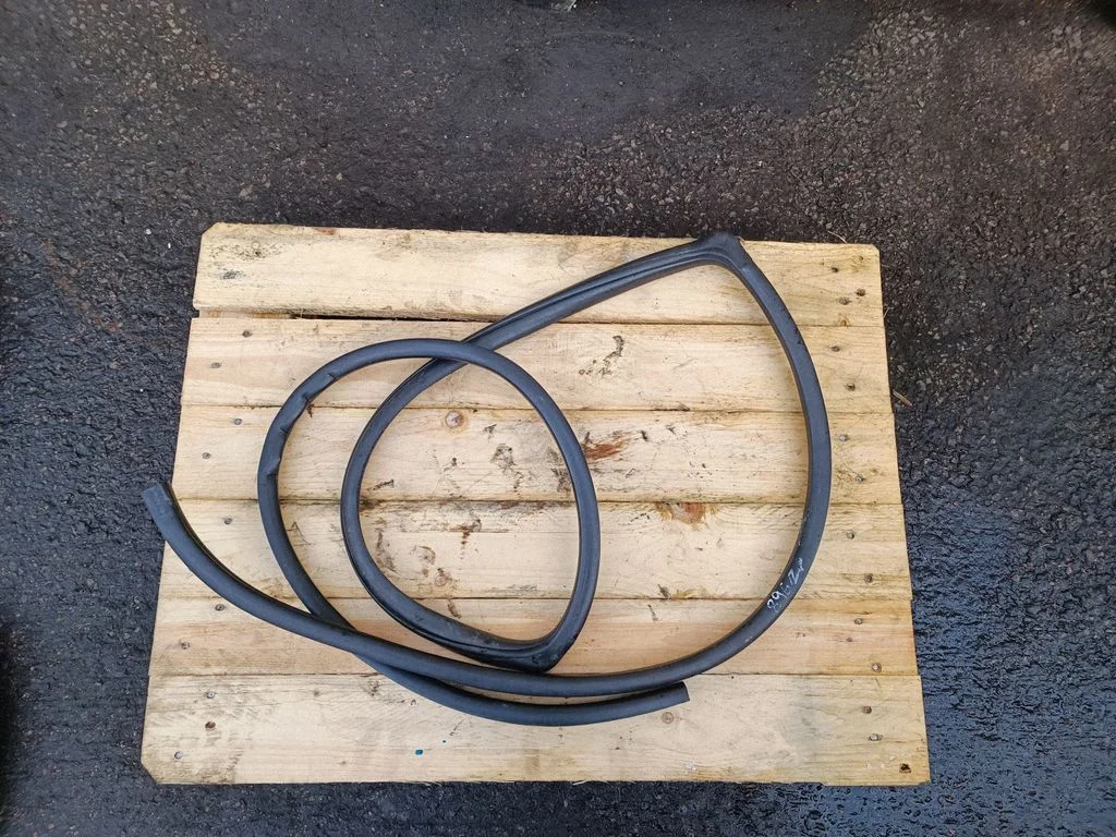 Rear door rubber seal (on body) – rear right