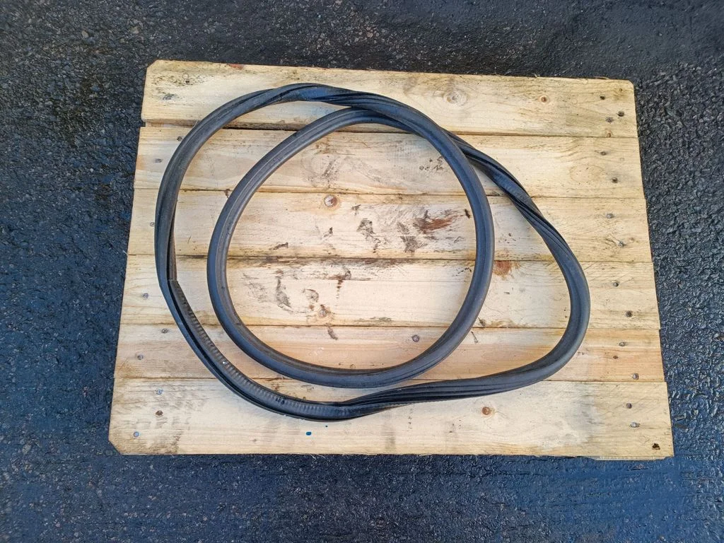 Rear door rubber seal (on body)