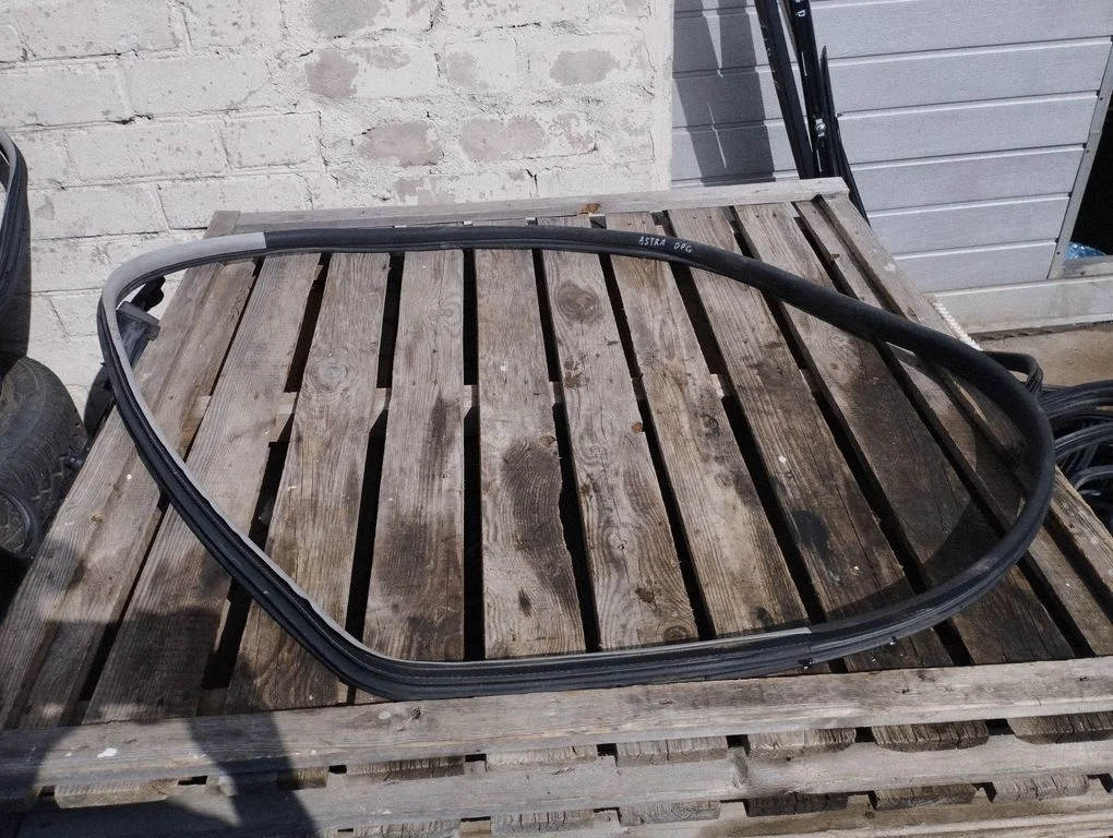Tagaukse tihend (kere pool) – Opel Astra H (2004-2012)