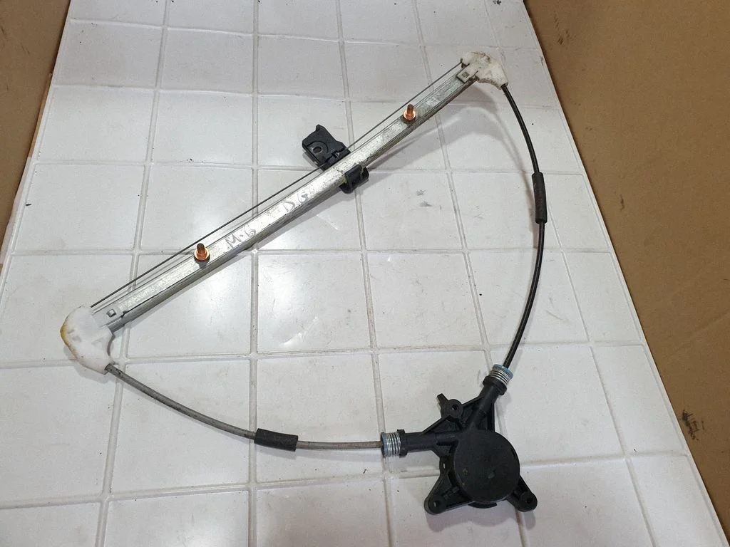 Rear window lifting mechanism without motor – rear right