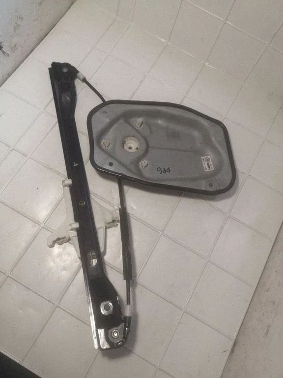 Tagaukse aknatõstuk ilma mootorita 1K4839462A