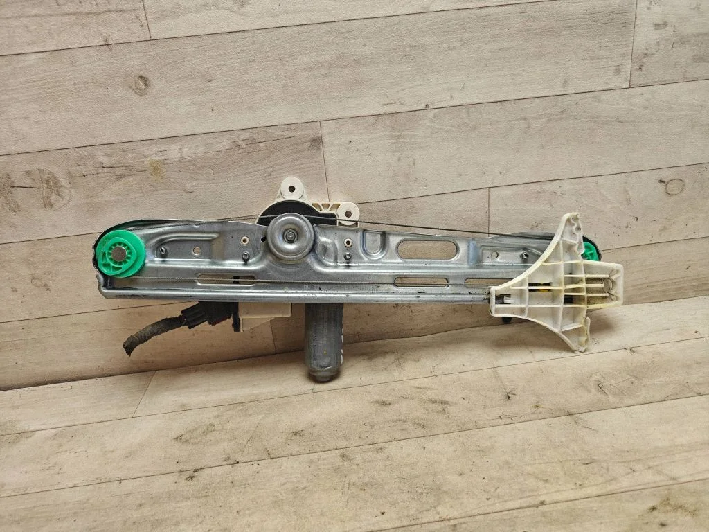 Rear door window regulator with motor 24414776