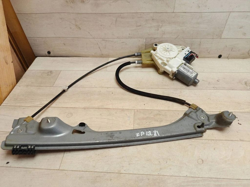 Rear door window regulator with motor 827300001R