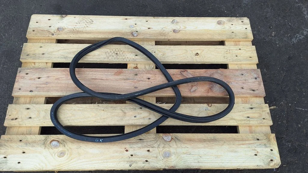 Rear door rubber seal (on body) – rear left