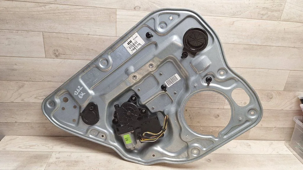 Rear door window regulator with motor 8679082