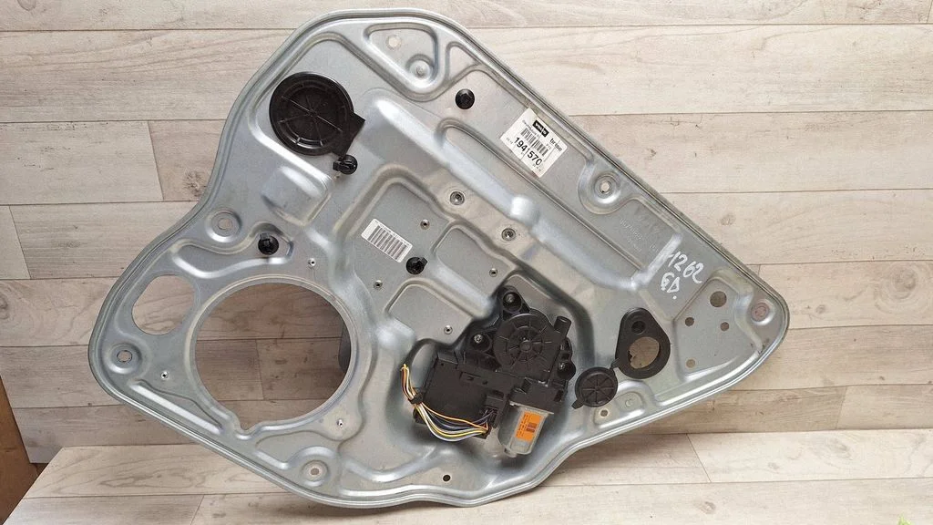 Rear door window regulator with motor 8679083