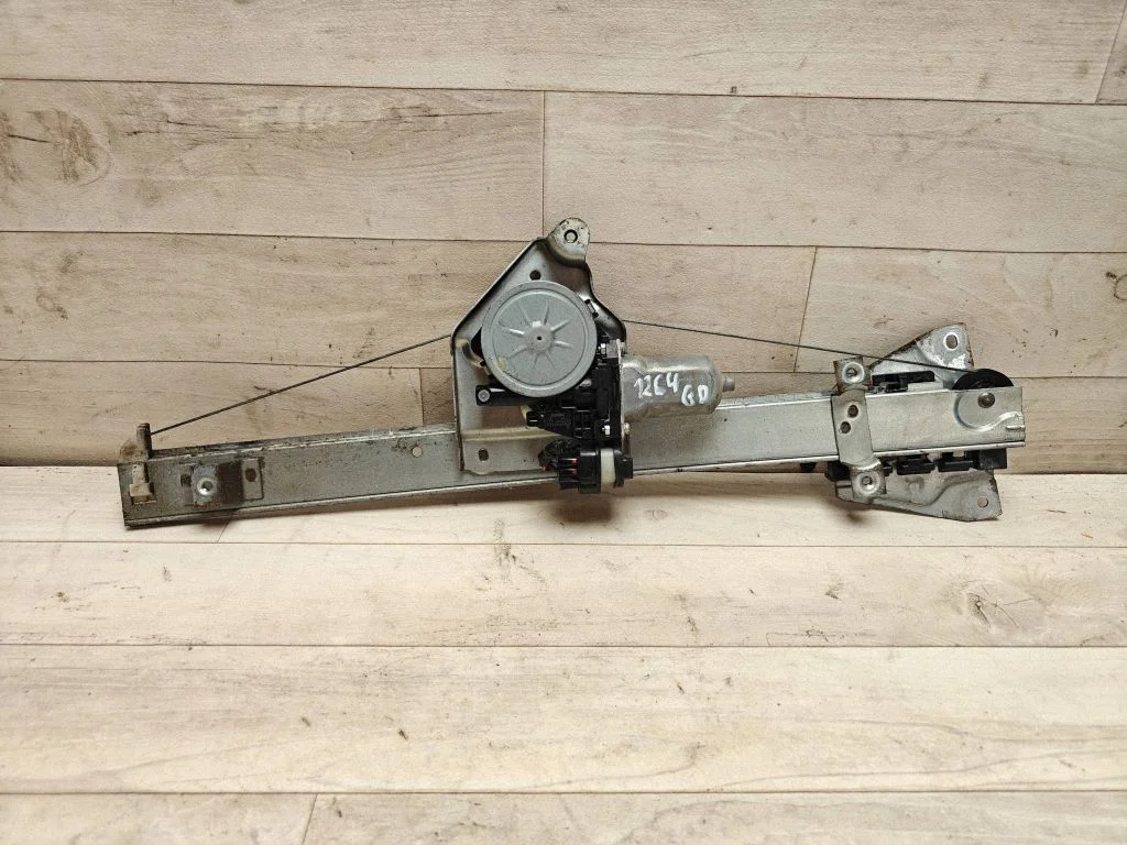 Rear door window regulator with motor MR989947