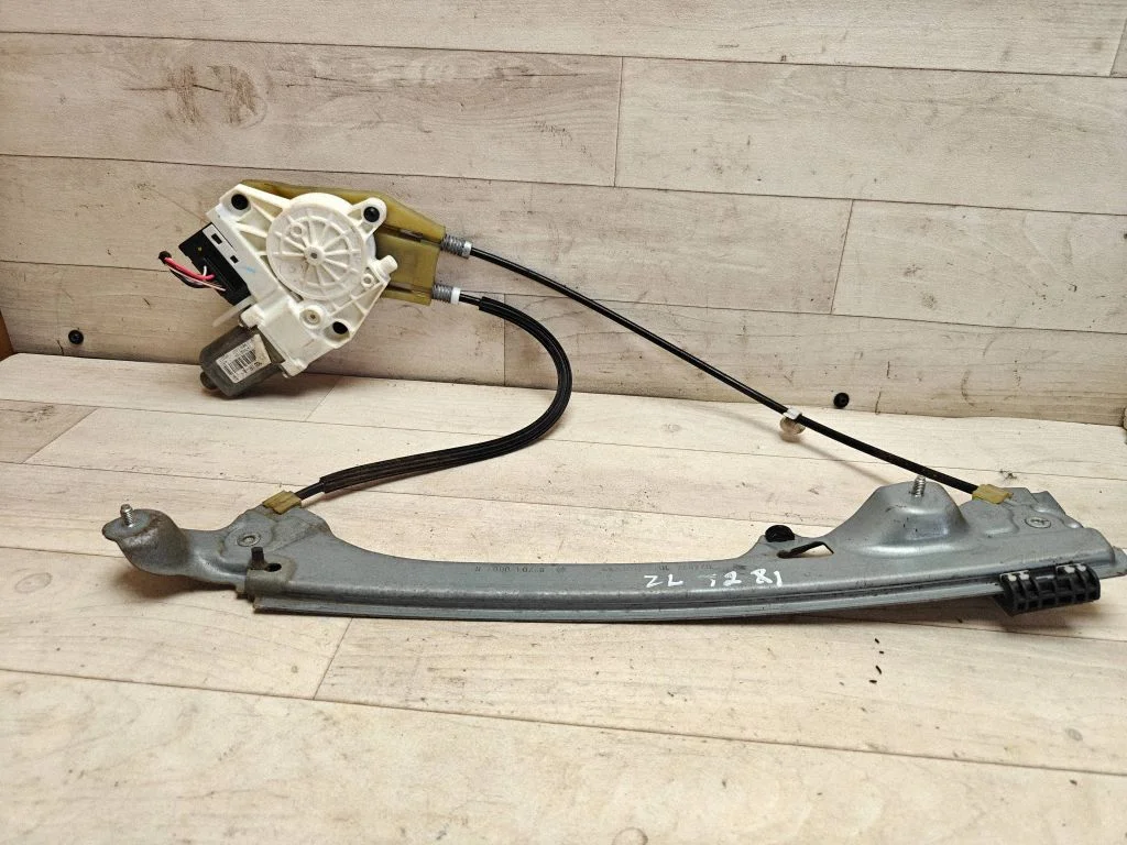 Rear door window regulator with motor 827310001R