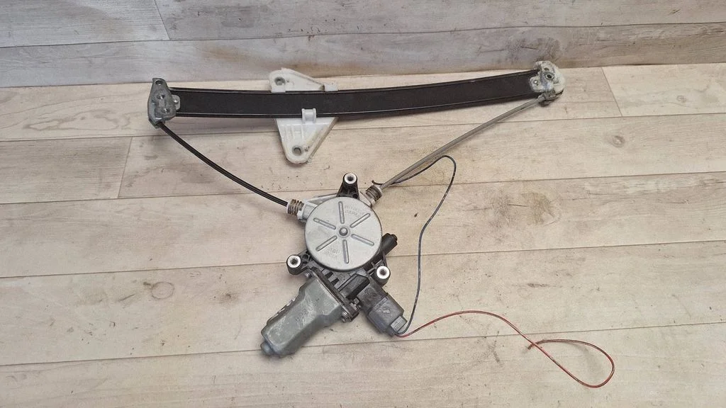 Rear door window regulator with motor – rear right