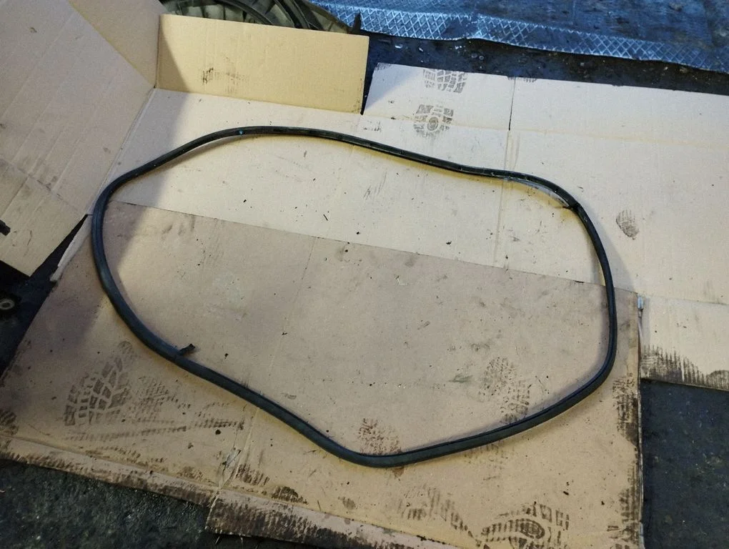 Rear door rubber seal (on body) – rear left