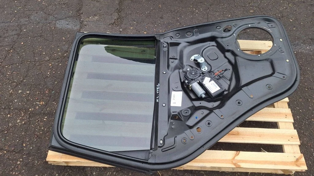 Rear door window regulator with motor – Volkswagen Touareg I (2002-2010)