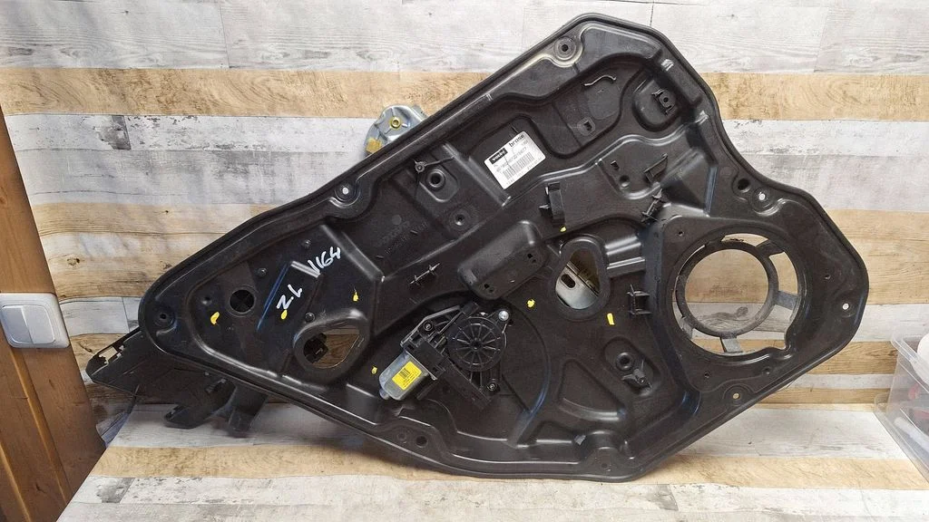 Rear door window regulator with motor 30784312