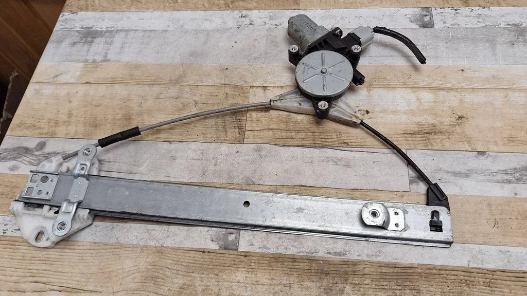 Rear door window regulator with motor – rear left