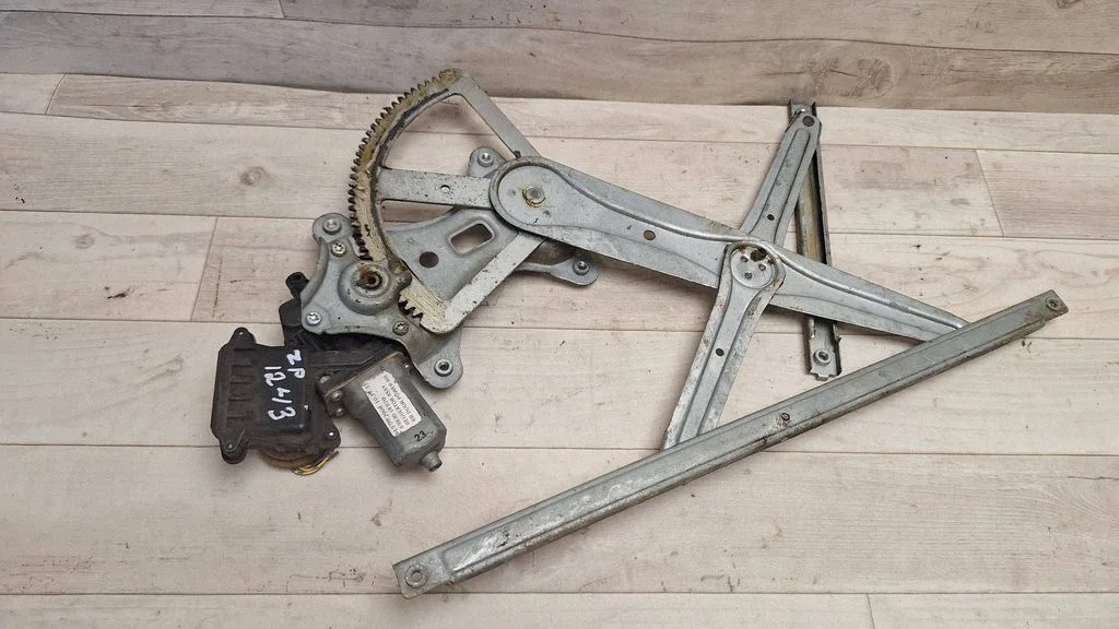 Rear door window regulator with motor 698300F020