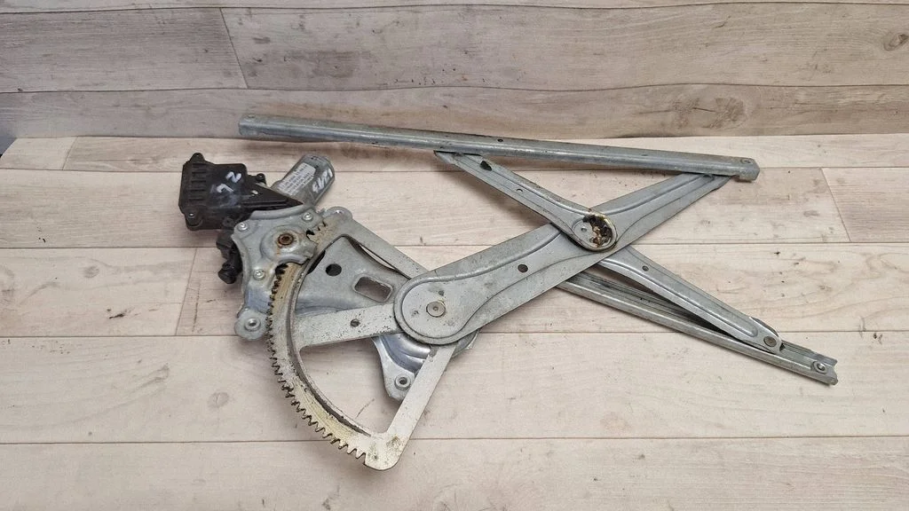 Rear door window regulator with motor 698400F020