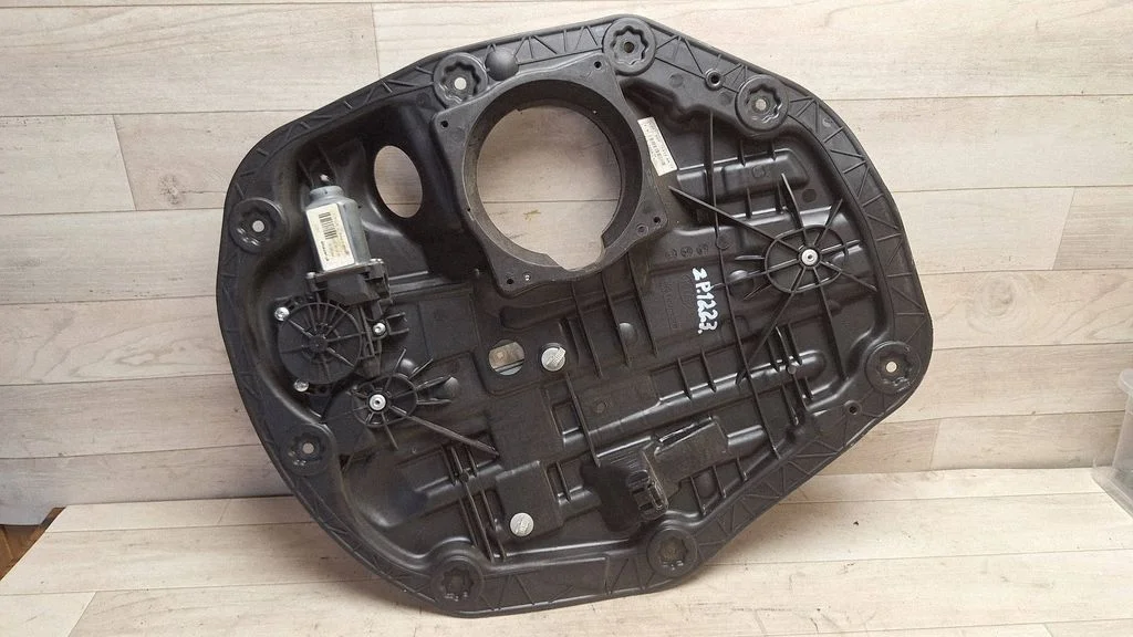 Rear door window regulator with motor 834812T010