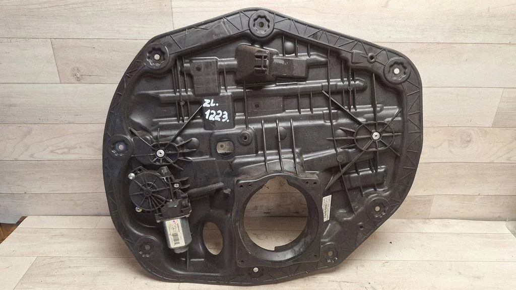 Rear door window regulator with motor 834712T010