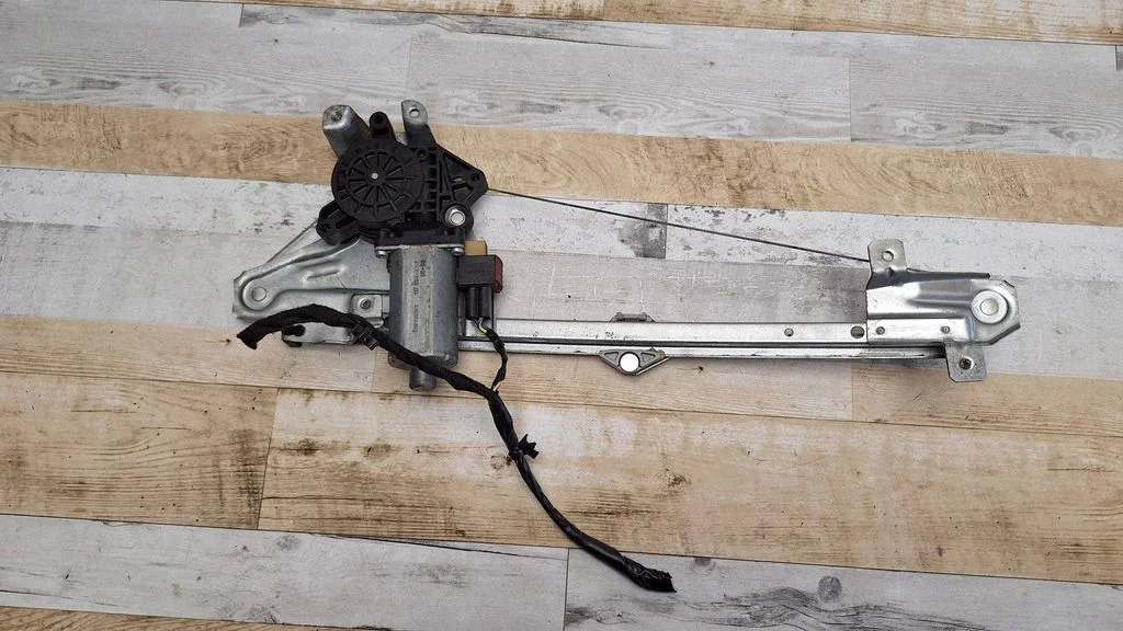 Rear door window regulator with motor 117998