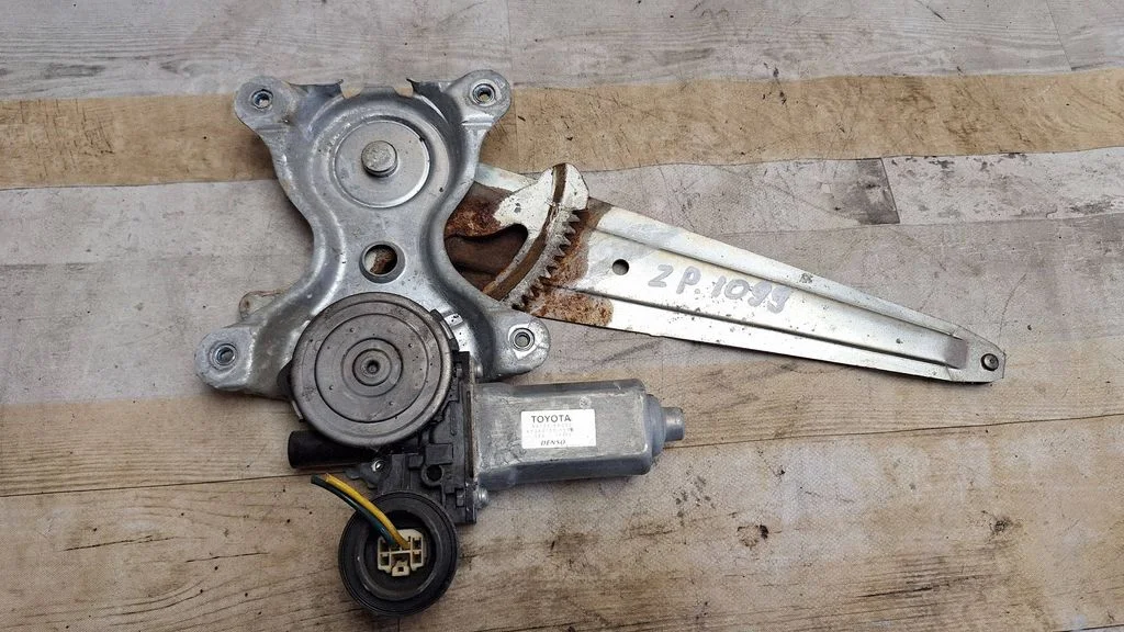 Rear door window regulator with motor 85720AA050