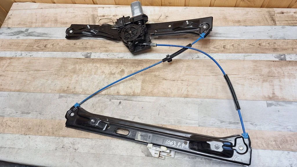 Rear door window regulator with motor 13262410