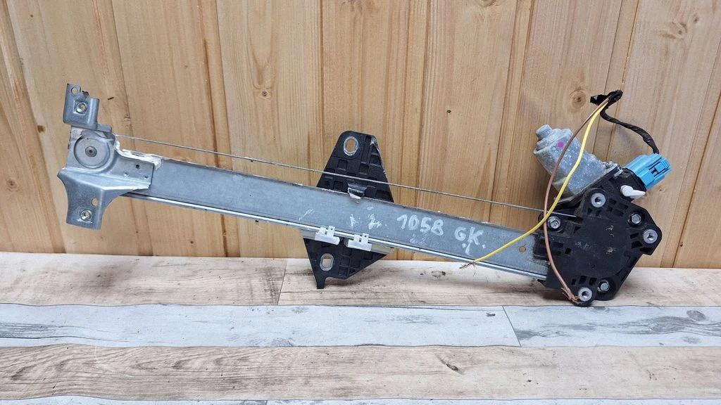 Rear door window regulator with motor CM0921908