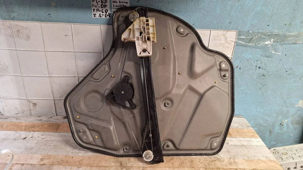 Rear door window regulator with motor 1K0959704J