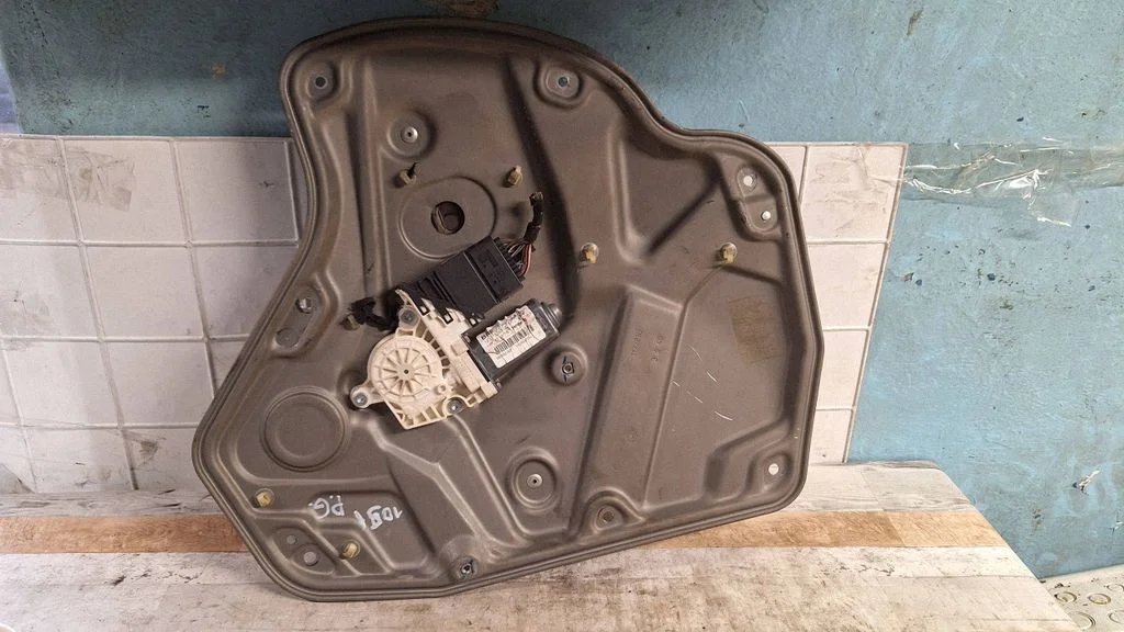 Rear door window regulator with motor 1K0959703J