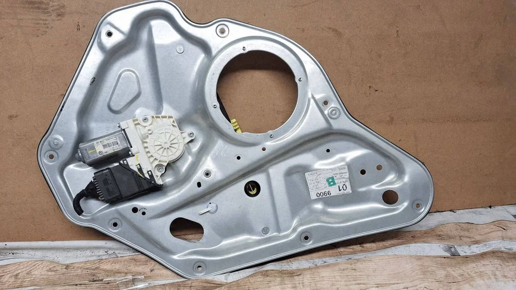 Rear door window regulator with motor 7L0839015D