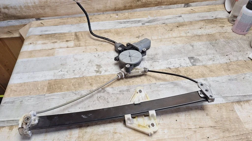 Rear door window regulator with motor – rear right