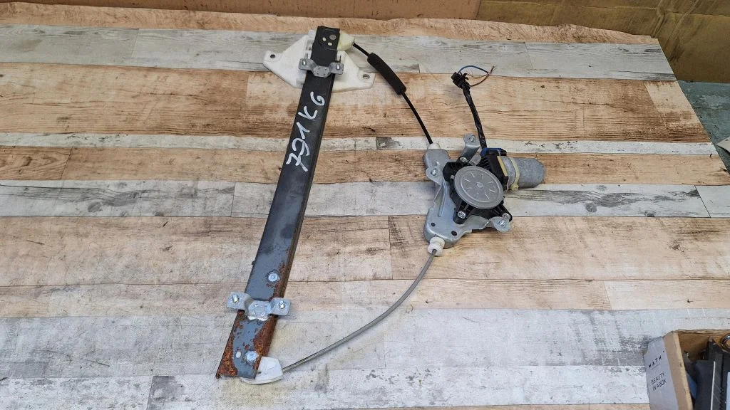 Rear door window regulator with motor 25937971