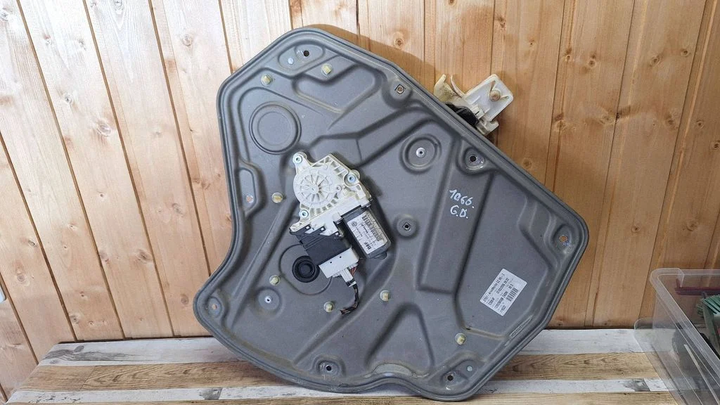 Rear door window regulator with motor – Skoda Octavia Mk2 (1Z) (2004-2013)