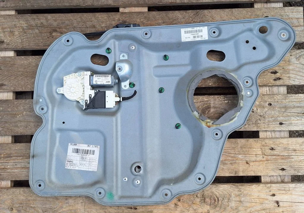 Rear door window regulator with motor 1T0839756E