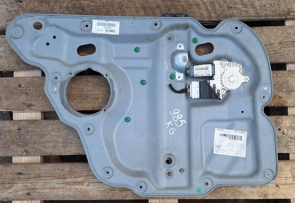 Rear door window regulator with motor 1T0839755E