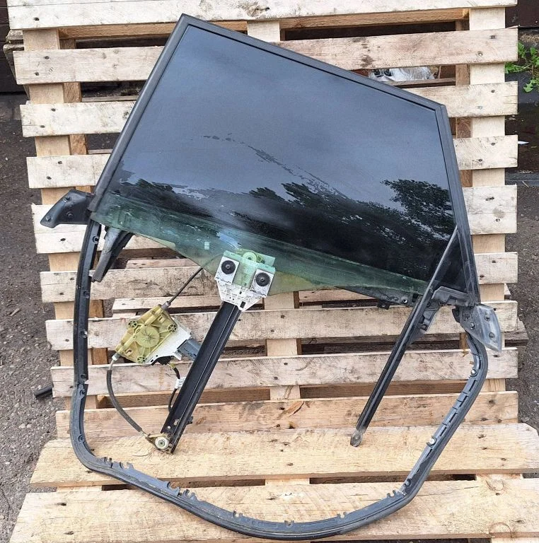 Rear door window regulator with motor 4F0959801F