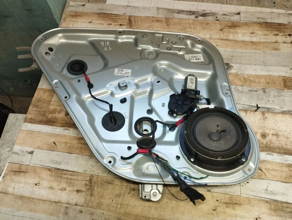 Rear door window regulator with motor 834702B020