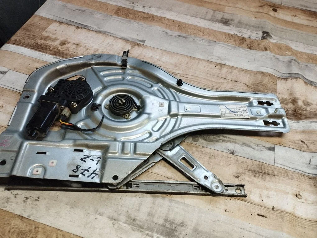 Rear door window regulator with motor 834702E010
