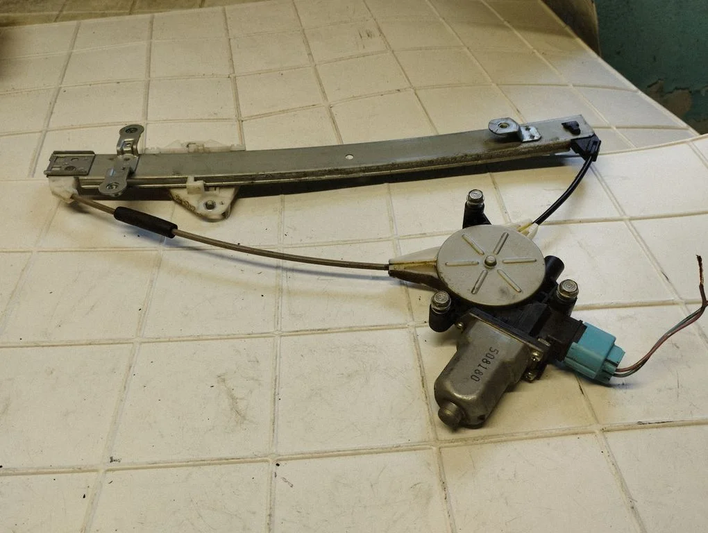 Tagaukse elektriline aknatõstuk mootoriga – Honda FR-V (2004-2009)