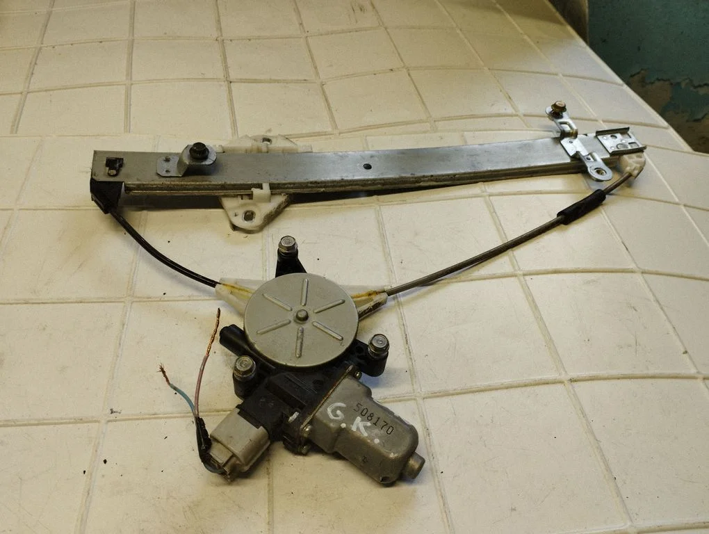 Tagaukse elektriline aknatõstuk mootoriga – Honda FR-V (2004-2009)