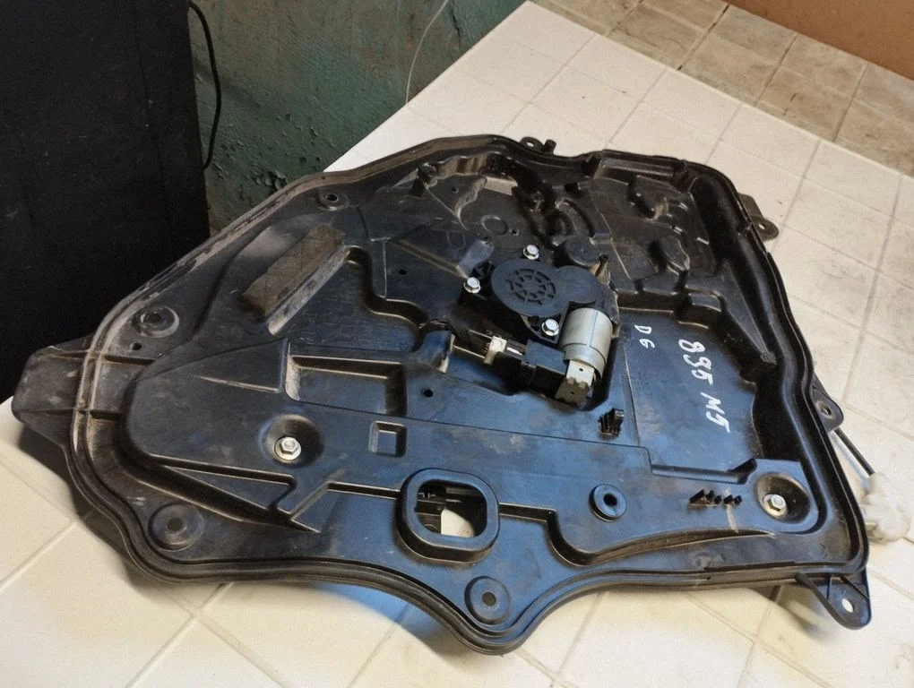 Rear door window regulator with motor G22C5858X