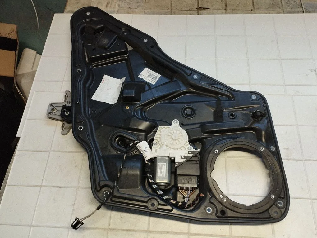 Tagaukse elektriline aknatõstuk mootoriga – Volkswagen Tiguan (2007-2016)