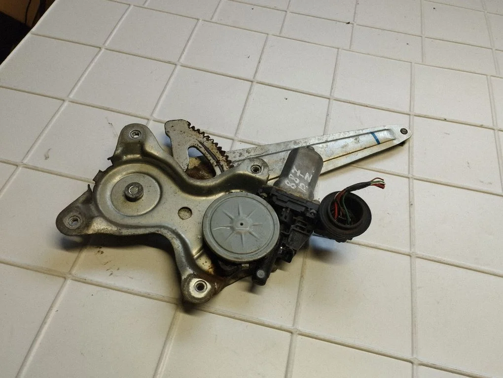 Rear door window regulator with motor – rear right
