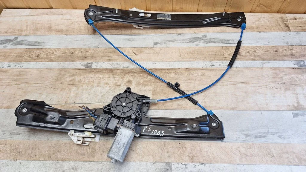 Rear door window regulator with motor 13262410